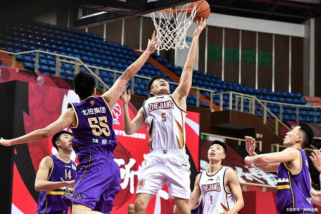 举足轻重的 举足轻重的